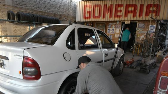 Varios trabajadores, a pesar de tener empleo, son considerados pobres porque no les alcanza el sueldo para gastos cotidianos. Foto ilustrativa: Orlando Pelichotti / Los Andes