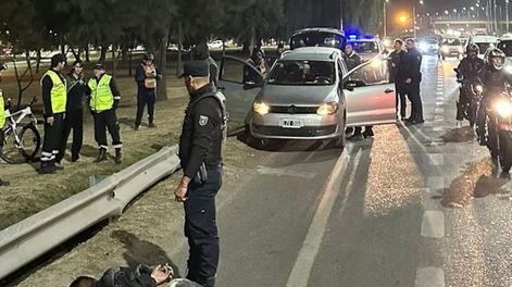 Los Andes | El conductor tuvo que ser reducido por el personal policial.