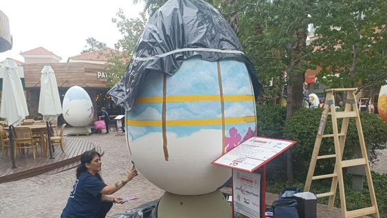 la pascua croata se celebra en mendoza con una gran intervencion artistica: donde ver los huevos gigantes