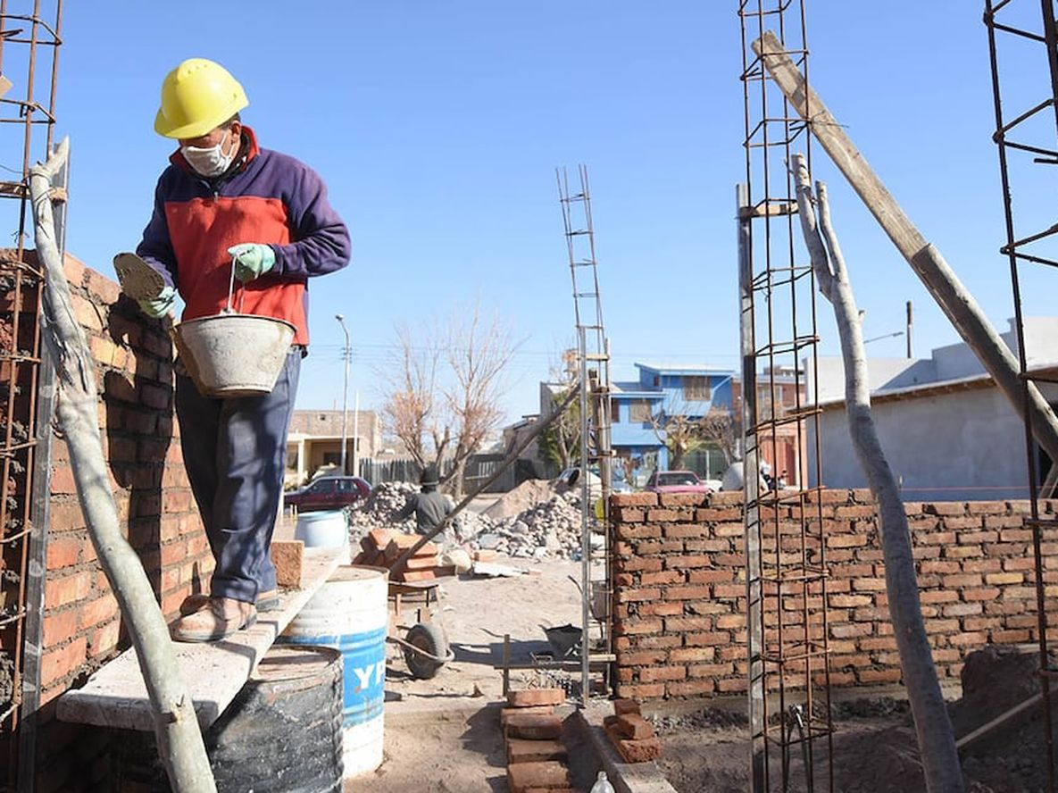 Obreros trabajan en la construcción de una vivienda, en el departamento de Junín.