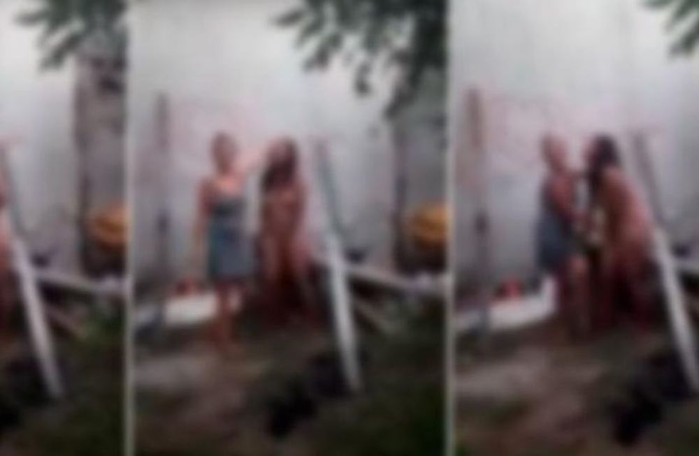 La filmación debió ser difuminada debido a que la victima aparece completamente desnuda. Las dos hermanas quemaron su ropa y la agredieron.