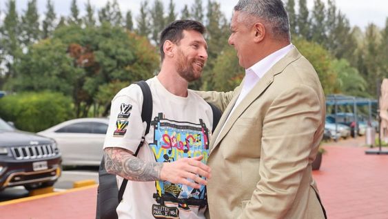 Cuanto cuesta la remera Louis Vuitton con la que llegó Leo Messi al país. Foto: Twitter.