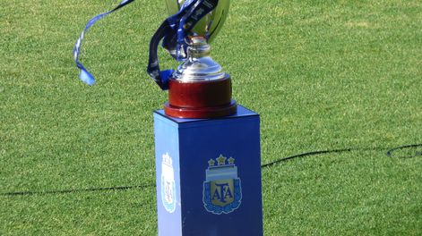 El tan ansiado trofeo de la Primera Nacional