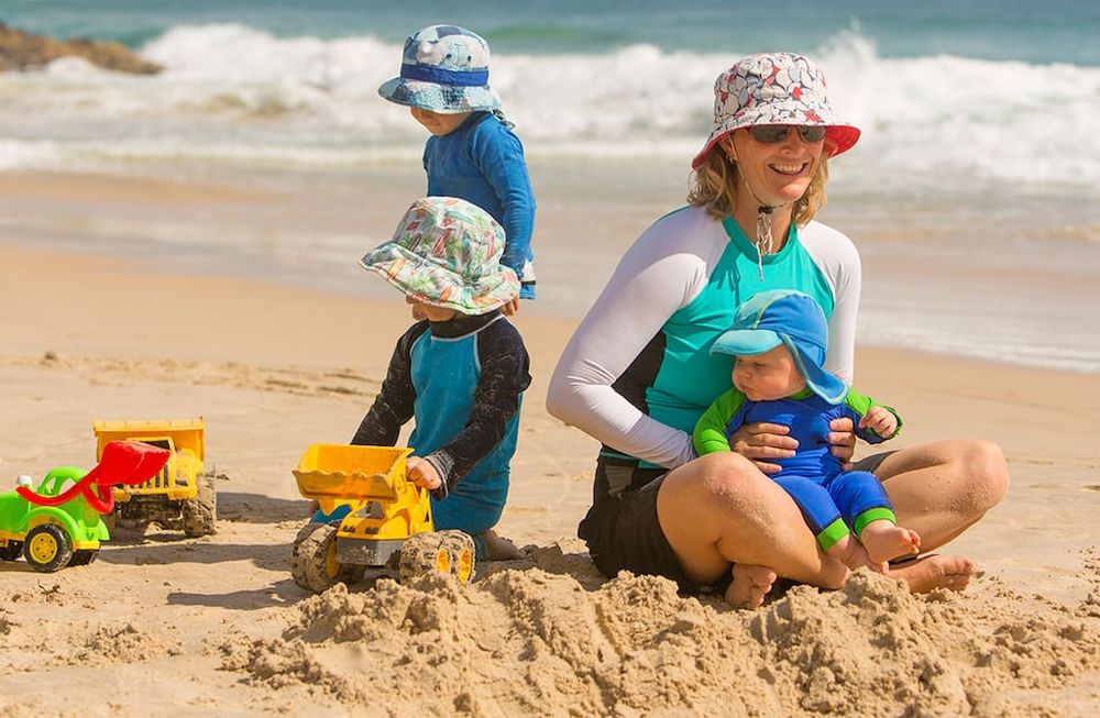 Médicos recomiendan no exponer al sol a los bebés menores de 6 meses