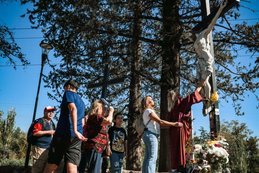 La Semana Santa convoca a miles de cristianos que se acercan hasta el Calvario, en Godoy Cruz. Cristo Huarpe, Calvario de la Carrodilla. Foto: Ramiro Gómez