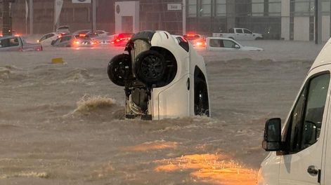 Más de 40 familias debieron ser evacuadas tras producirse fuertes lluvias en la ciudad bonaerense de Bahía Blanca, mientras que esta situación obligó además a la suspensión de las clases y del transporte público.También fue afectado el Hospital Penna.