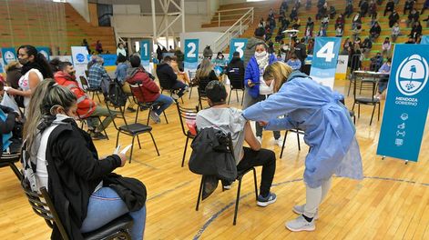 Los Andes | Mendoza 1 de julio de 2021 Sociedad Vacunas Campaña de vacunación en San Martín.En el Polideportivo Gustavo Torito Rodríguez (San Martín) se vacunan contra el Covid 19,  a la población de más de 30 años, a trabajadores de comedores comunitarios y meren