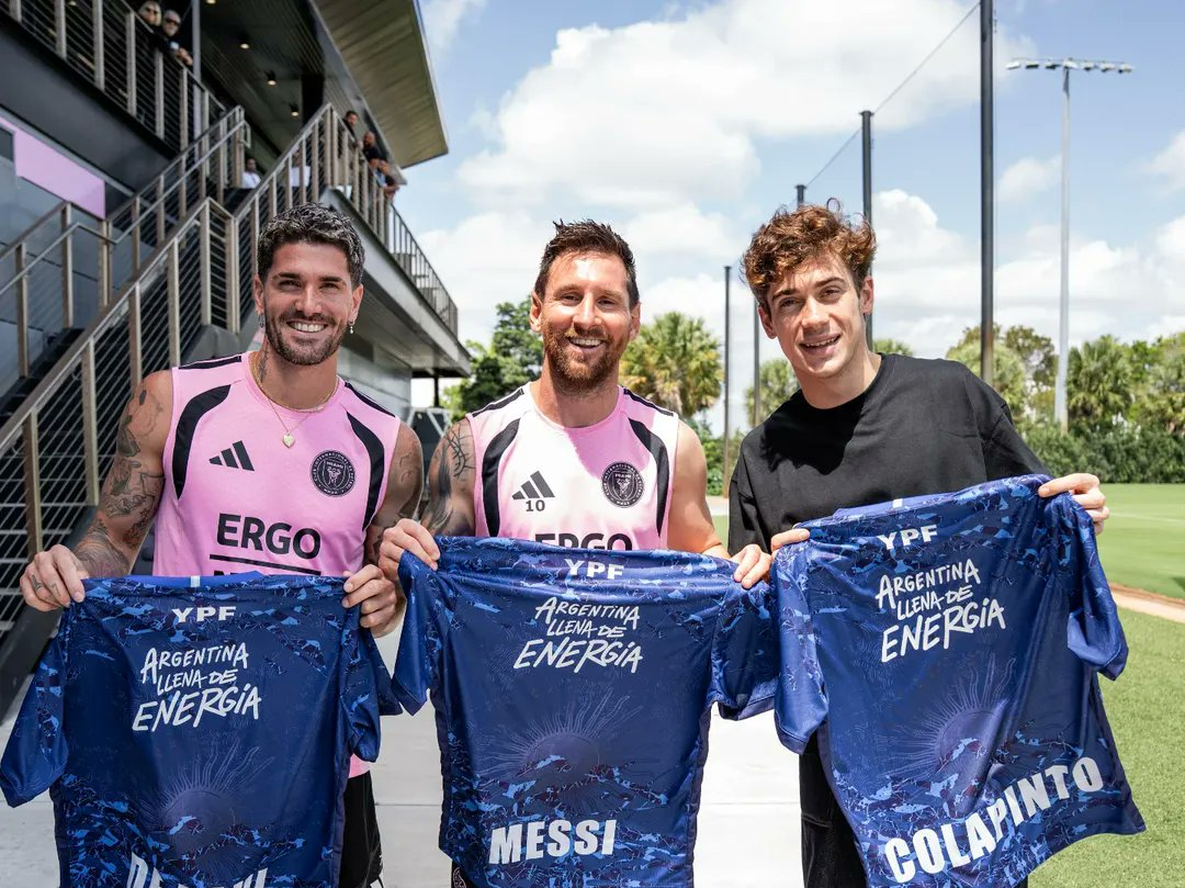 Lionel Messi y Franco Colapinto posaron para una foto de YPF