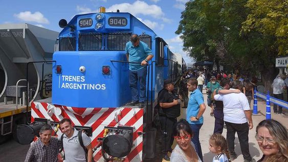 El presidente de la Nación Alberto Fernández junto al ministro de economía y el gobernador Rodolfo Suárez estuvieron presentes en la segunda llegada del tren de pasajeros a Palmira. Foto: Claudio Gutiérrez Los Andes