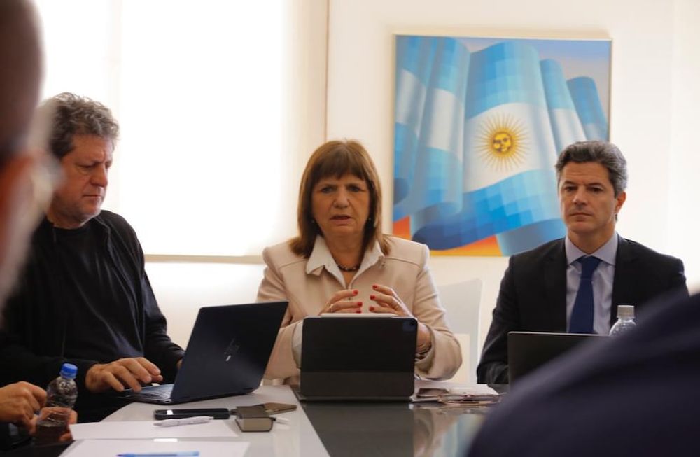 Patricia Bullrich junto a los economistas Eduardo Levy Yeyati (izquierda) y Luciano Laspina (derecha). / Foto: Prensa Patricia Bullrich