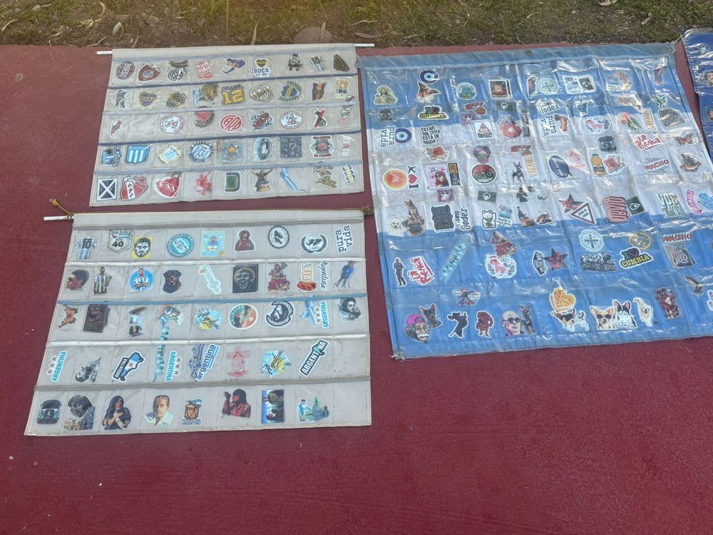 La familia maradoneana de @pelusaporelmundo costea parte de su viaje con los stickers que venden en cada ciudad por la que pasan.