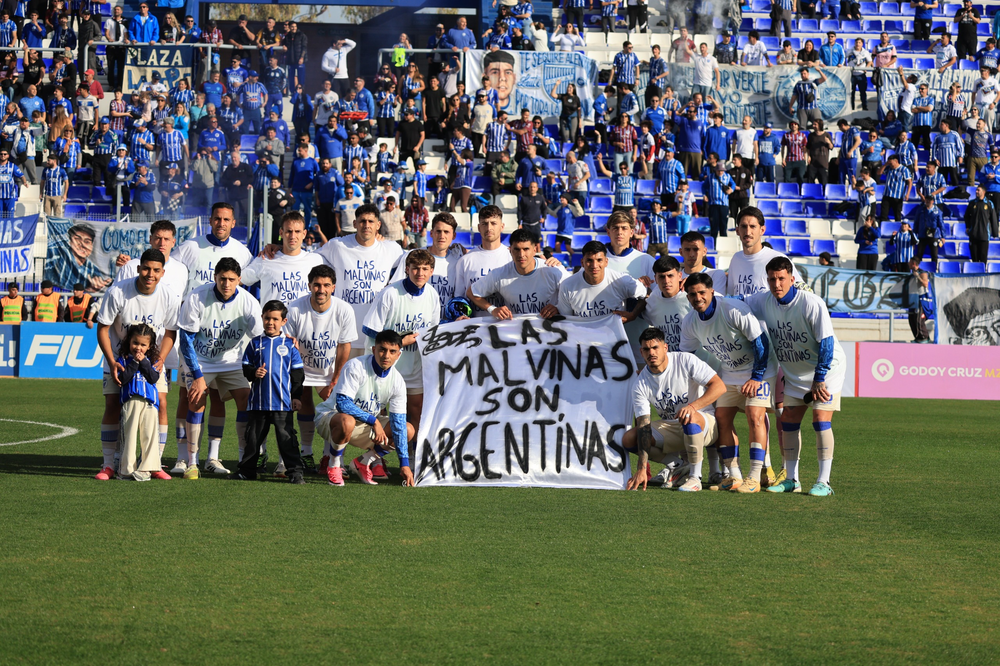 Los jugadores de Godoy Cruz expresaron su apoyo a la Selección Argentina con un cartel que reafirmó: “Las Malvinas son Argentinas”.