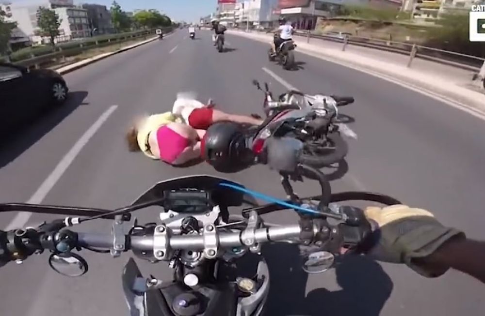 Video: iba en bikini a bordo de una moto y sufrió tremenda caída sobre una autopista