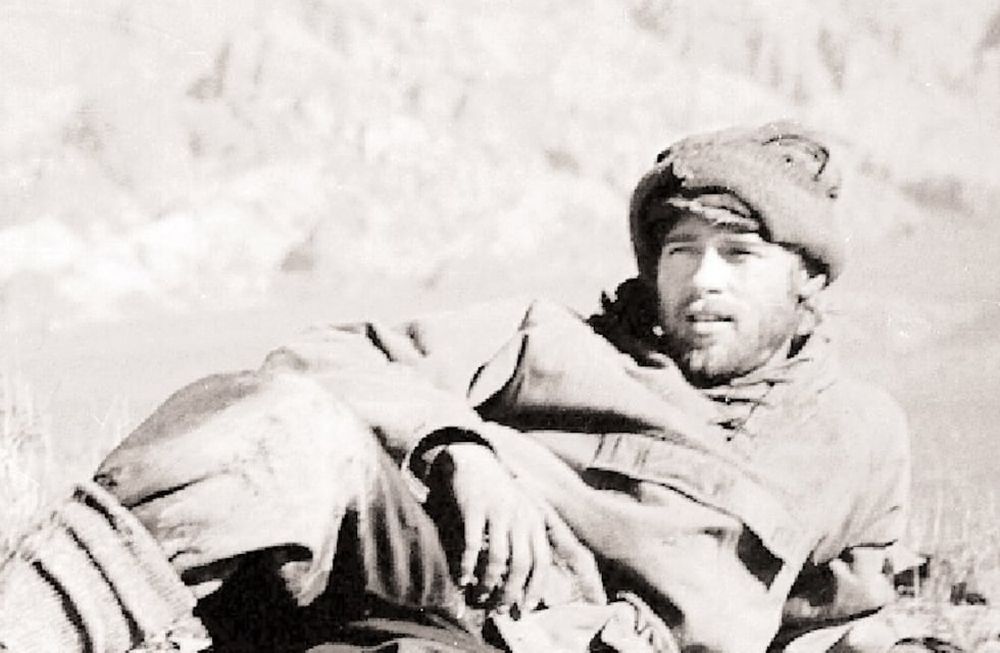 La primera foto que se conoció de Brad Pitt caracterizado como Harrer fue publicada por Los Andes.