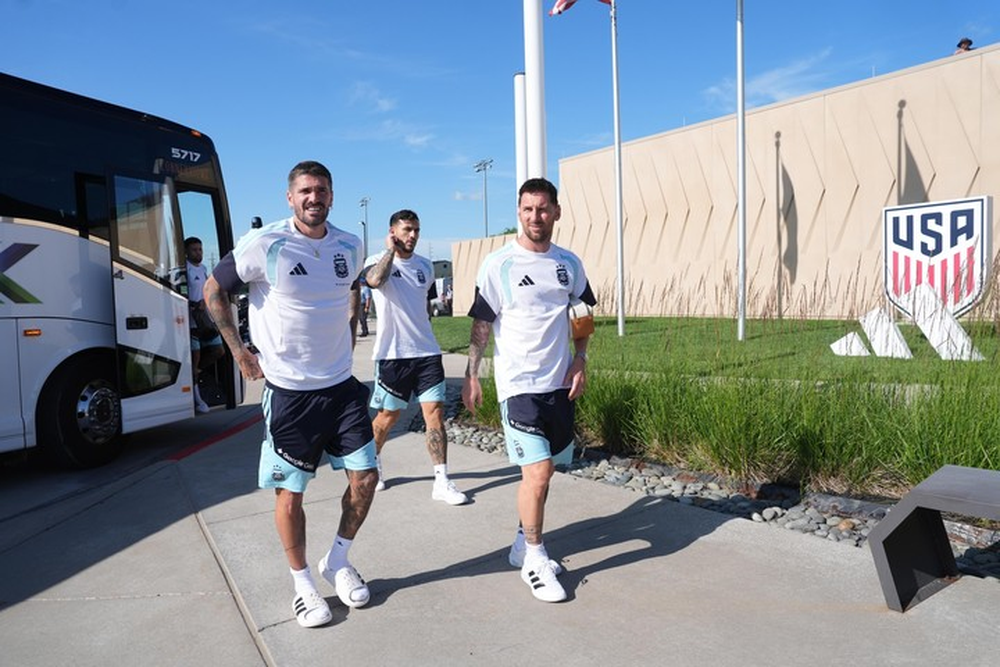 SIEMPRE JUNTOS. Rodrigo De Paul y Lionel Messi, llegando al complejo donde entrenará la Selección Argentina de cara al Mundial 2026. 