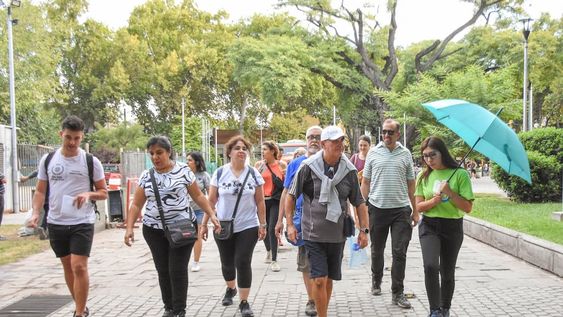 Free Walking Tours por la Ciudad de Mendoza.  Una caminata que comienza en la principal plaza de la ciudad y termina en las ruinas testigos de la iglesia de San Francisco. La guia turistica de la municipalidad de capital cuenta el origen de La Alameda y la biblioteca Gral San Martin. Fotos: Mariana Villa / Los Andes