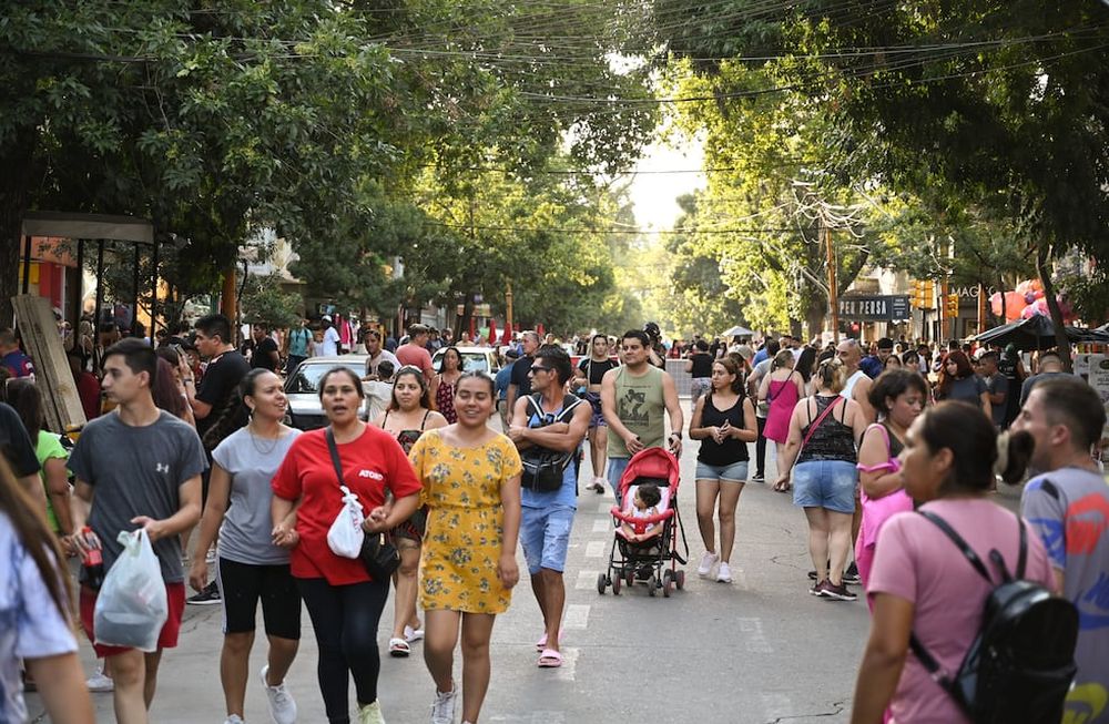 La tarde de compras en calle General Paz tuvo una amplia convocatoria
