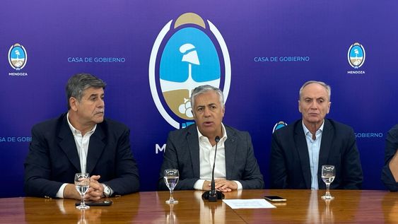 El gobernador, Alfredo Cornejo con los intendentes Mario Abed (Junín) y Raúl Rufeil (San Martín).