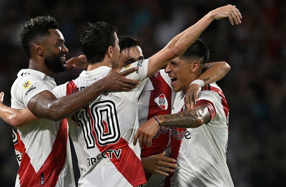 Ignacio Fernández (10) celebra con sus compañeros luego de anotar un gol durante el partido ante Central Córdoba. EFE
