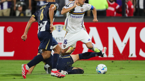 Guillermo Enrique (abajo) de Alianza disputa el balón con Miguel Merentiel (d) de Boca este martes, en un partido de la segunda ronda de la Copa Libertadores entre Alianza Lima y Boca Juniors en el estadio Alejandro Villanueva en Lima (Perú). EFE/ Paolo Aguilar