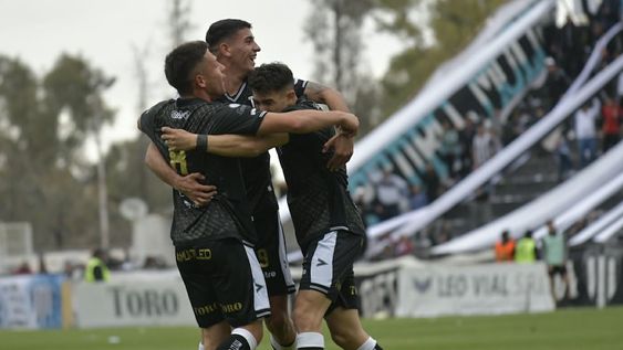 Mario Galeano festeja el empate de Gimnasia ante Atlético Rafaela / Orlando Pelichotti.
