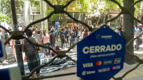 Los Andes | Comerciantes de la calle Espejo en el centro de la ciudad se quejan de las marchas de Polo Obrero porque les impide la entrada de clientes a sus locales. Vista desde una agencia de viajes.Foto: Ignacio Blanco / Los Andes