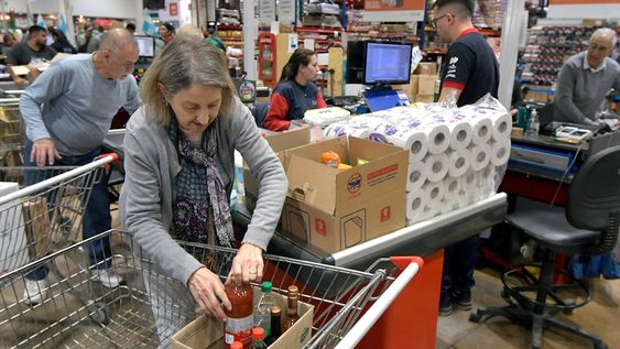 Tras el problema de la sequía en diciembre, vino la devaluación de diciembre, el fin de los acuerdos de precios y una nueva ola de aumentos que llevaron la inflación del último mes del año al récord del 25,5%. Foto. Orlando Pelichotti