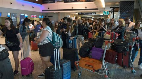 Temporada de vacaciones: qué alimentos se pueden ingresar a Argentina y cuáles no. Turistas en el aeropuerto regresan de sus vacaciones. Foto. Orlando Pelichotti