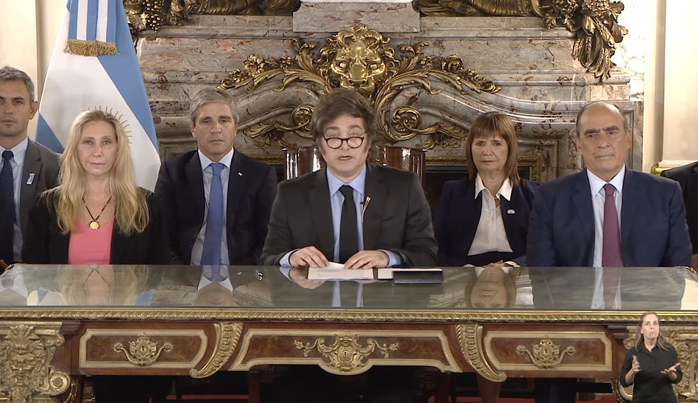 El presidente Javier Milei en cadena nacional junto a su gabinete
