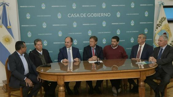 El gobernador Rodolfo Suárez junto a las autoridades mineras que fueron adjudicadas para Potasio Río Colorado. Foto: Orlando Pelichotti
