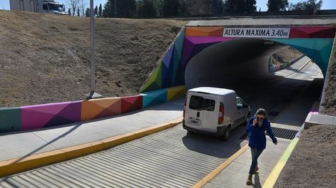 Los Andes | Se habilitó el puente subterráneo que une al barrio Unimev con el Mendoza Plaza Shopping en el departamento Guaymallén. Foto: Orlando Pelichotti / Los Andes
