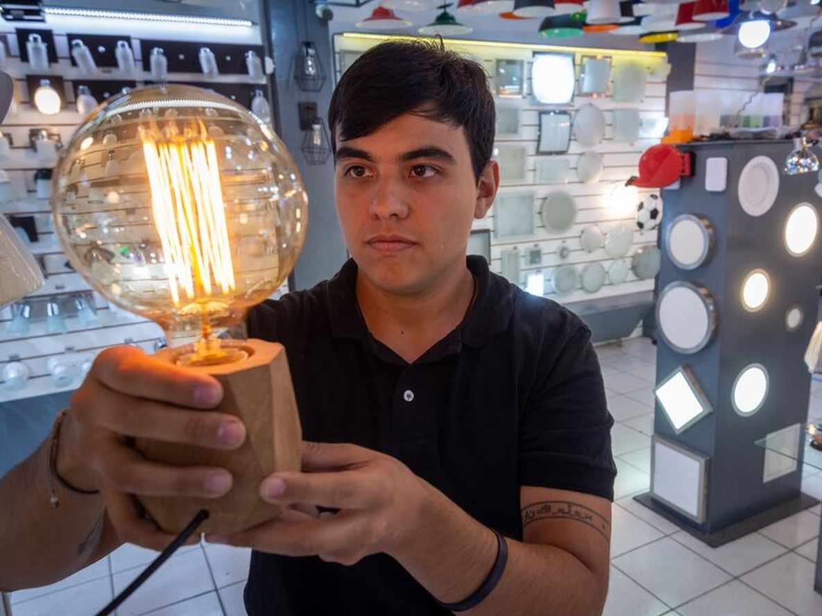 La mayoría de los comercios seguía ayer sin entregas de mercadería y a la espera de las nuevas listas de precios. Foto: Ignacio Blanco / Los Andes