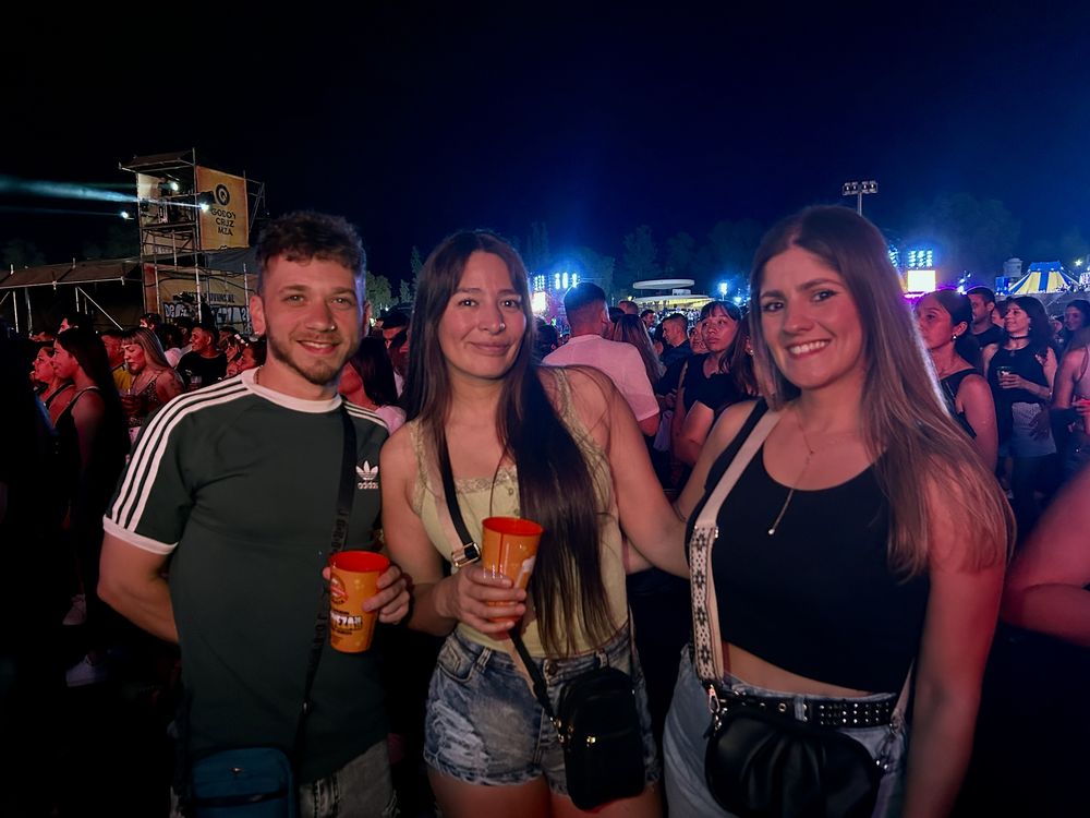 Leonardo, Sole y Betiana, listos para disfrutar del show de Euge Quevedo. 