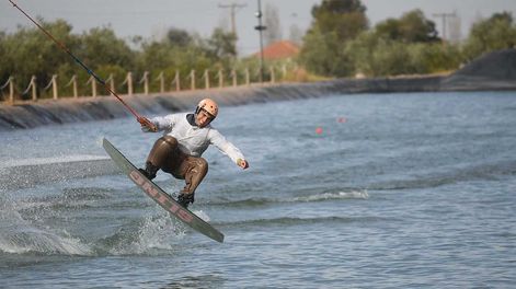 Los Andes | En Mendoza se practica la modalidad de wakeboard de parque, mediante la propulsión con cables y poleas, sin la intervención de lanchas. | Foto: José Gutiérrez / Los Andes