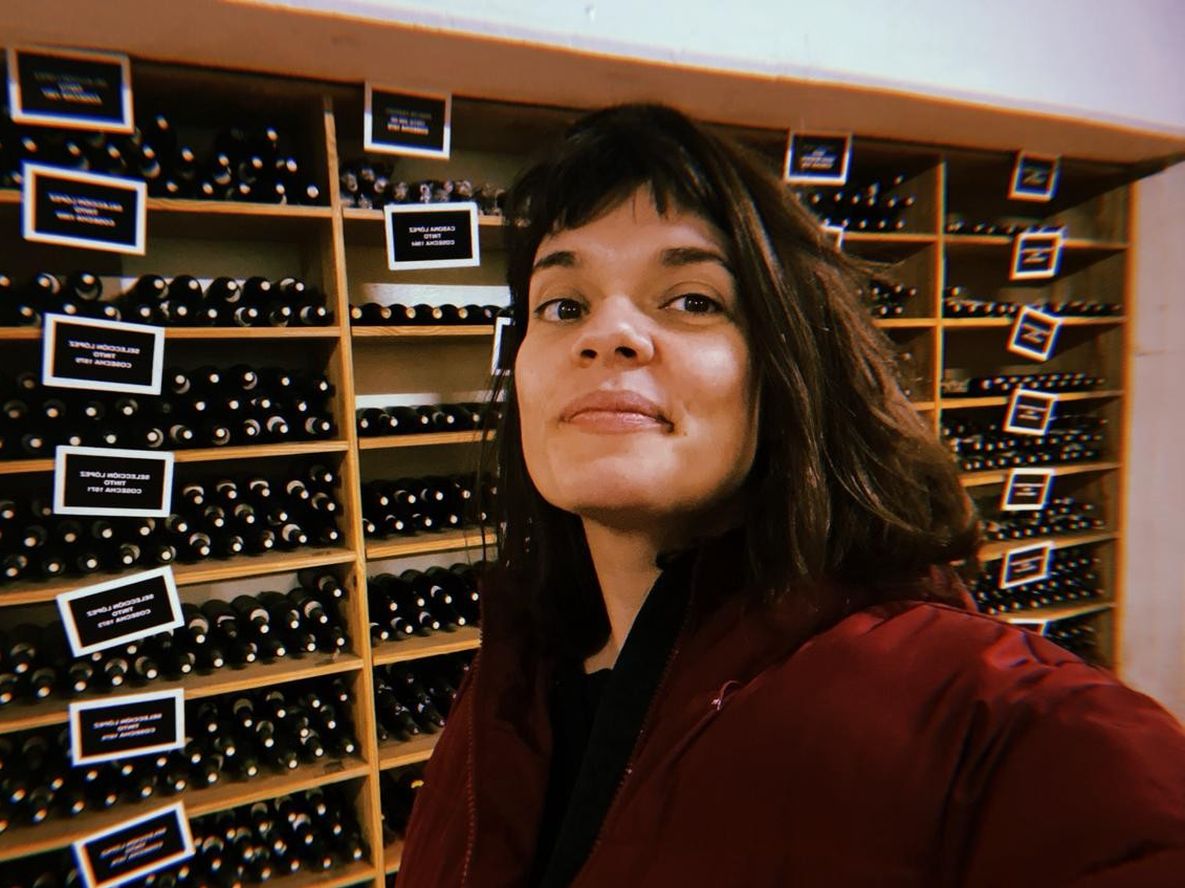 Mercedes Córdova dirige Tierra Malbec, un corto que celebra la historia del Malbec en Mendoza.
