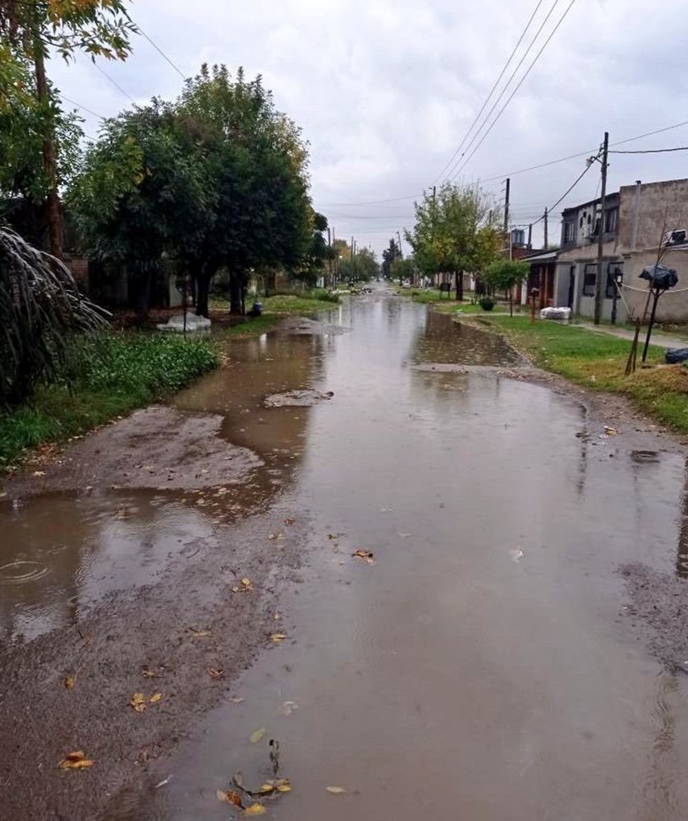 Las imágenes y videos compartidos por los vecinos en redes sociales muestran calles transformadas en ríos, techos golpeados por piedras de hielo y autos atrapados por el agua.