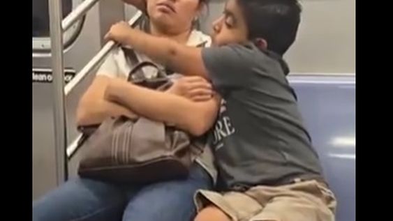 Un video grabado en el metro de Nueva York se volvió viral en redes sociales, especialmente en TikTok, al mostrar a un niño que, con ternura y cuidado, sostiene a su madre dormida