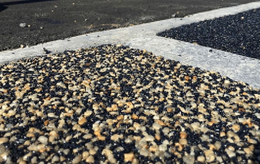 Además de su posible contribución al enfriamiento urbano, los pavimentos permeables pueden mejorar la gestión del agua de lluvia.