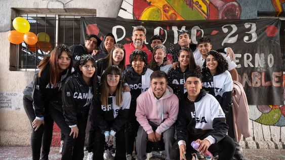 Ulpiano Suarez compartió con estudiantes la presentación de sus buzos de egresados