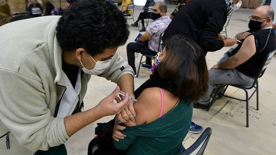 Mendoza habilitó la vacunación contra el coronavirus para extranjeros mayores de 18 años residentes en la provincia. Foto: Orlando Pelichotti / Los Andes