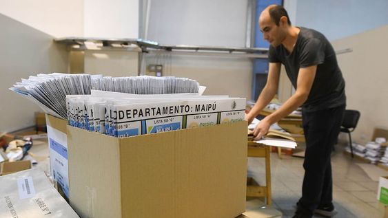 empleados del Correo Argentino trabaja en el preparativo de las urnas y boletas para las elecciones PASO departamentales en Mendoza 2023Los empleados trabajan en las urnas del departamento de MaipúFoto: José Gutierrez / Los Andes