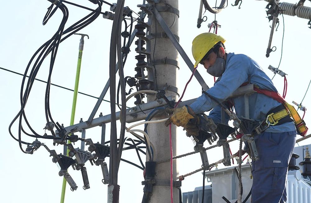 En la boleta de electricidad, los usuarios pagan por el servicio de distribución (prestadores locales) y transporte y generación (mayoristas). Tres empresas distribuidoras tienen deuda con los mayoristas.