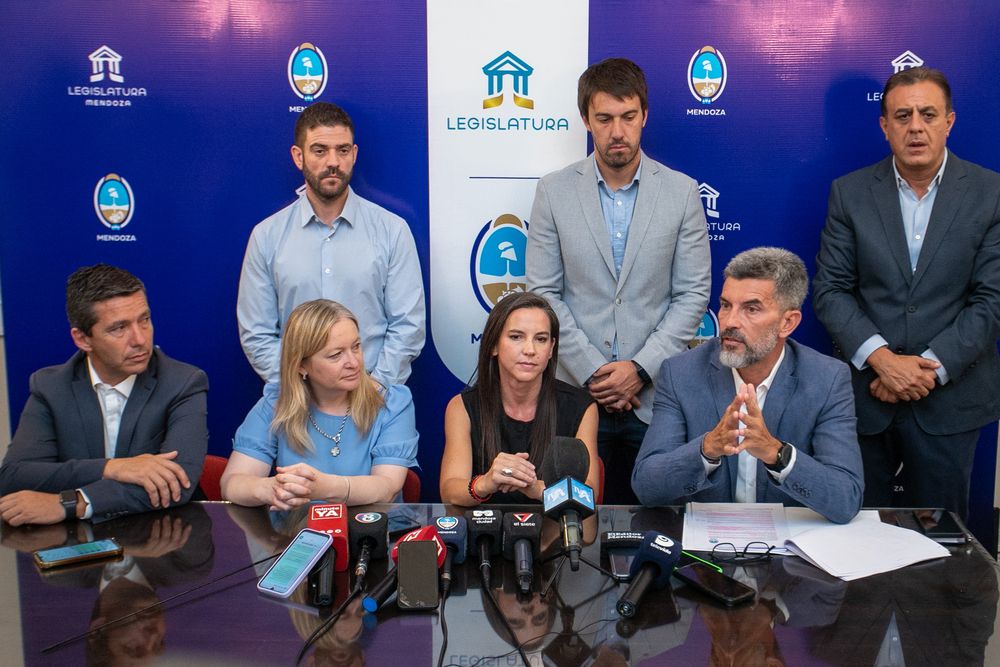 La ministra de Seguridad, Mercedes Rus, presentó el proyecto para regular el trabajo de los preventores municipales. Fue acompañada por parte de su gabinete, Andrés Lombardi, Hebe Casado y Ulpiano Suárez.