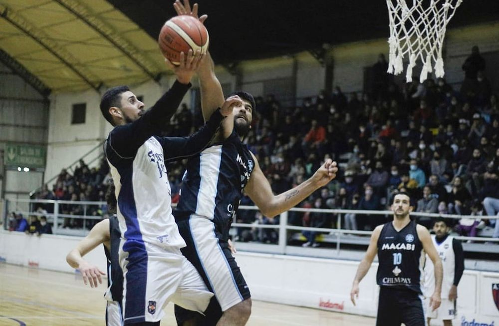 Rodrigo Funes, con 16 puntos, fue el goleador de San José y del partido ante Macabi. En la imagen, bandeja ante Chiquito Trejo. Foto / Gentileza Nicolás Ríos.
