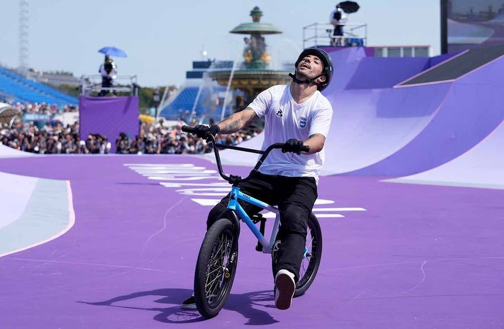 Gil José Torres, de Argentina, realiza un truco frente a una pantalla de video durante la final del parque masculino de ciclismo BMX estilo libre en los Juegos Olímpicos de Verano de 2024, el miércoles 31 de julio de 2024, en París, Francia. (Foto AP/Frank Franklin II)