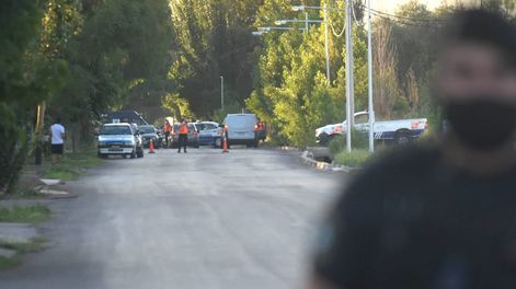 Triste imagen. El despliegue de la fuerza policial a minutos del hallazgo del cuerpo de la adolescente de 14 años que era buscada. Foto: José Gutiérrez / Los Andes.