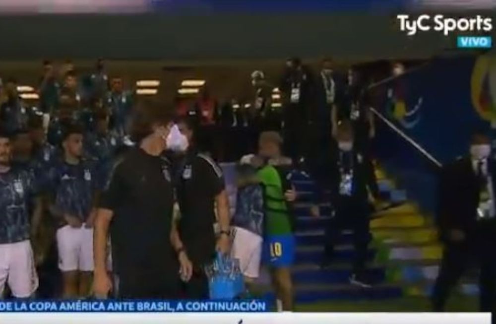 El abrazo fraternal entre Leo Messi y Neymar Jr. en la previa de la final