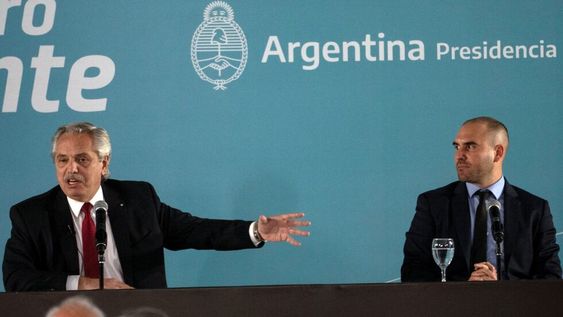 El presidente Alberto Fernández y el ministro de Economía, Martín Guzmán. (AP/Archivo)