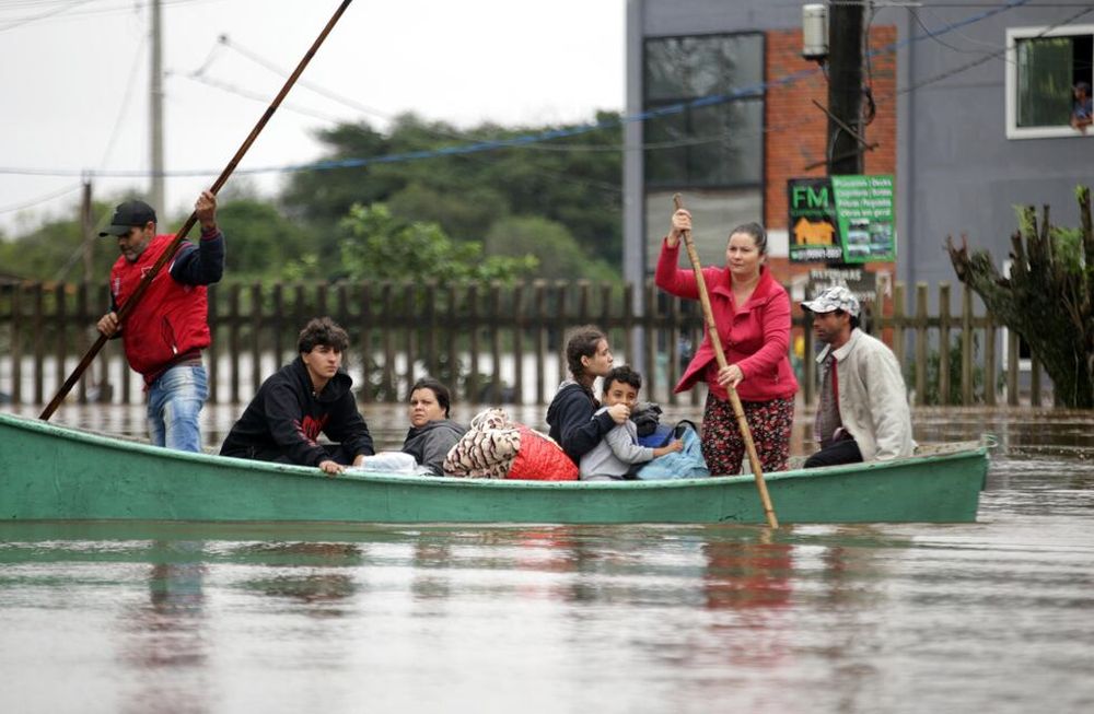 Las inundaciones en el sur de Brasil alcanzan el centro de la ciudad de Porto Alegre.