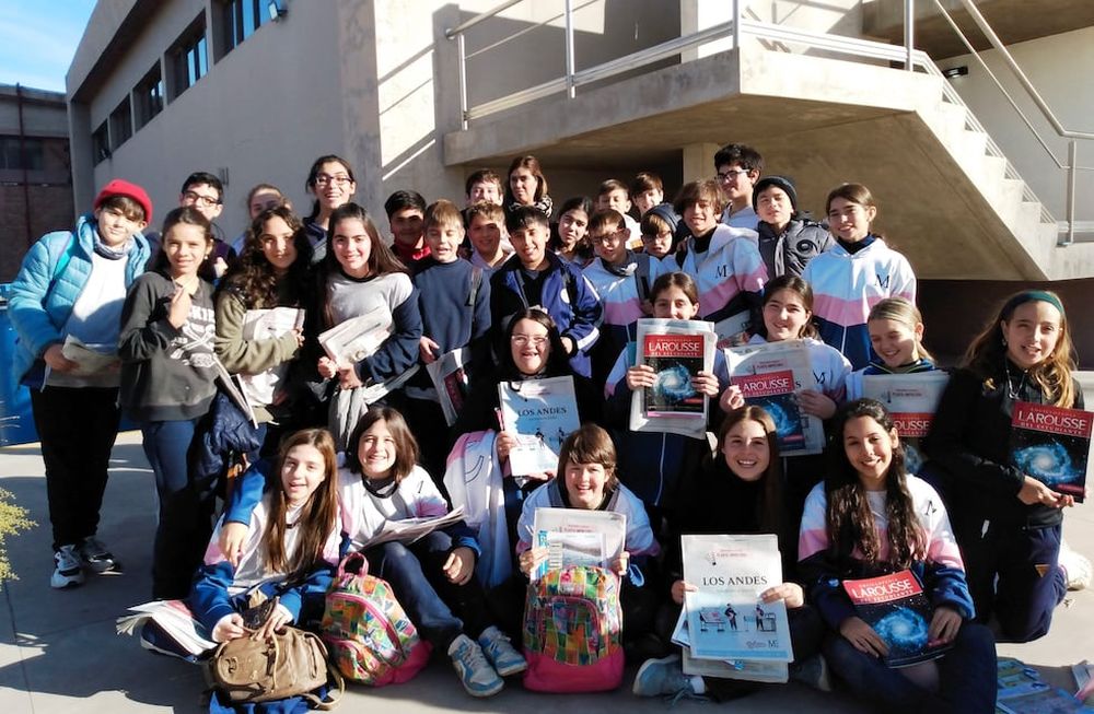 Todos los chicos de 7º grado de la escuela Nº 1-220 “Misiones”, de Godoy Cruz, acompañados por sus docentes, Romina Ramírez, Ana Laura Irusta y Cintia Puig.